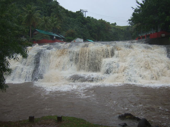 ケーブルカーをおりて、ぐるーっと歩くのですが雨ですべりやすい！！<br />しかも足を踏み外すと水に流されそうでなかなかスリル満点でした。<br />本当はもっと水が少ないのかも。<br />