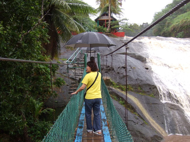 吊り橋を渡ります。<br />揺れてなかなか怖いです。<br />