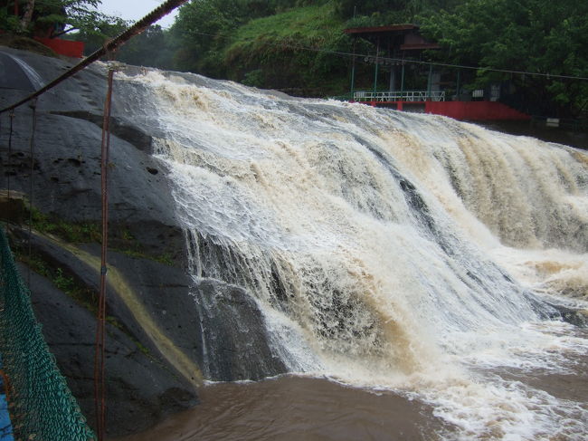 吊り橋から滝を撮ってみました。<br />