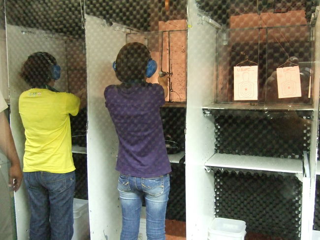 島内観光の後、兄夫婦とお祭りに行く予定があり合流。<br />そこでいろいろ話をしていると、射撃をしてきたとの事。<br />『昨日お父さんだけやったよ』と話をしていたら、コンビニエンス大阪経由だと格安だと言う話を聞いて…<br />私とお母さんがやりたい！！ってことになり、私たちは先に射撃に行く事に。<br />兄夫婦はお買い物へ。<br /><br />早速電話してホテルへ迎えにきてもらい、射撃へ！！<br />な〜んかここ見たなぁと思ったら、昨日の所と同じ。<br />入るなり店員さんも『あ〜！！』って感じで（笑）<br />13ドルの一番安いコースにしました。<br />説明を聞いて、いざ！<br /><br />銃、結構重い！！<br />撃って見ると衝撃がくる。<br />一番安いコースとはいえ結構な球数です。<br />私には十分でした。<br />大興奮で終了！真ん中に2発的中で評価はＡでした☆<br />終わったら記念撮影をして終了。<br />射撃場の方に大阪さんまで送ってもらいました。<br />大阪さんで買い物後、再び合流のためホテルまで送ってもらいました。<br /><br />ちなみに。タクシーで射撃場へ行くと送迎無料ですが料金が結構かかります。<br />半分くらいタクシーが持って行くとか…