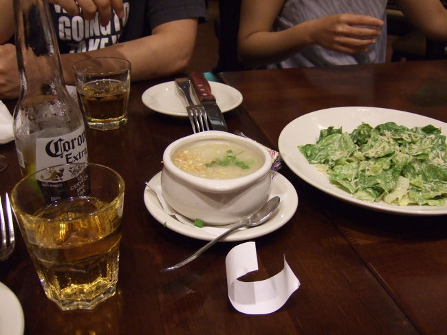 コロナにしてみました☆<br />店員さんの笑顔がすてきです。<br />メニュー日本語表記があり分かりやすい。<br />ビールの横のスープはロブスターとリブステーキのセットについていたものです。<br />おかゆのような感じで胃に優しい♪<br />その横のサラダもセットについているものです。<br />ちなみに1人前。。<br />ワインとパンもついています。