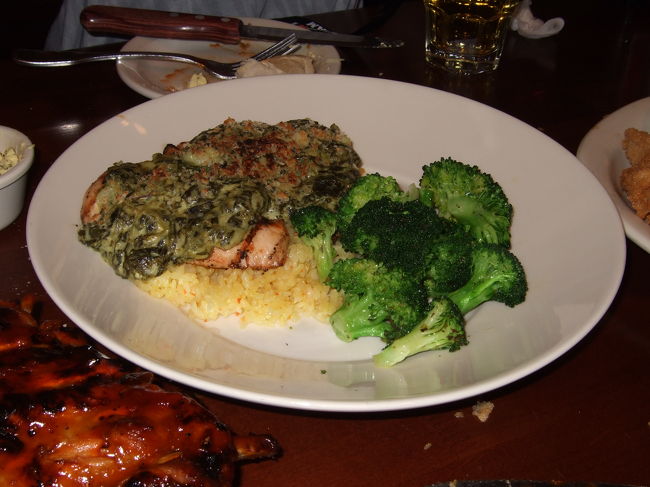 チキンです。<br />下にパエリア？っぽいものがあります。<br />