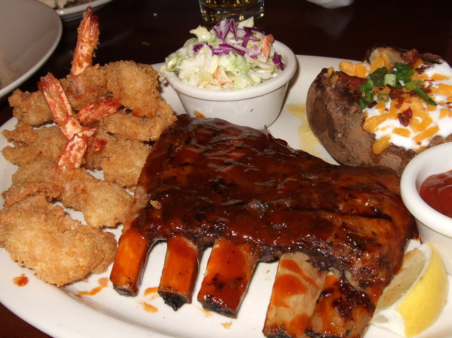 リブステーキと海老フライです。<br />付け合わせのイモはハッシュドポテトかフライドポテトか選ぶ事ができます。<br /><br />ここはリブステーキが有名なようですが、相当おいしかったようです。<br />