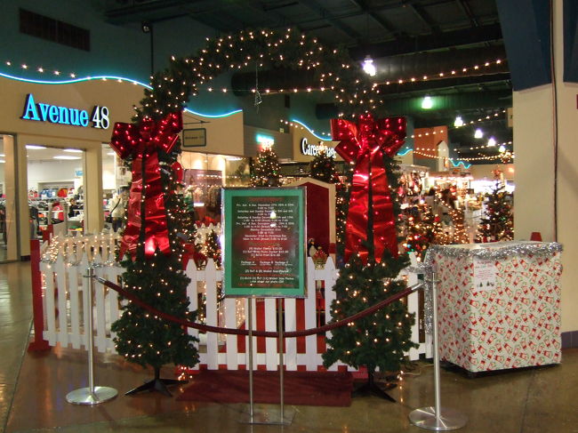 早速買い物へ出かけます。<br />まずはグアムプレミアムアウトレット。<br />シェラトンからバスですぐです。<br /><br />人ガラガラでした。<br />ナインウエストに期待していたのですが、特に買いたいものもなく…<br /><br />40分もかからず出てきました。<br /><br />写真はアウトレット内に飾ってあったものです。