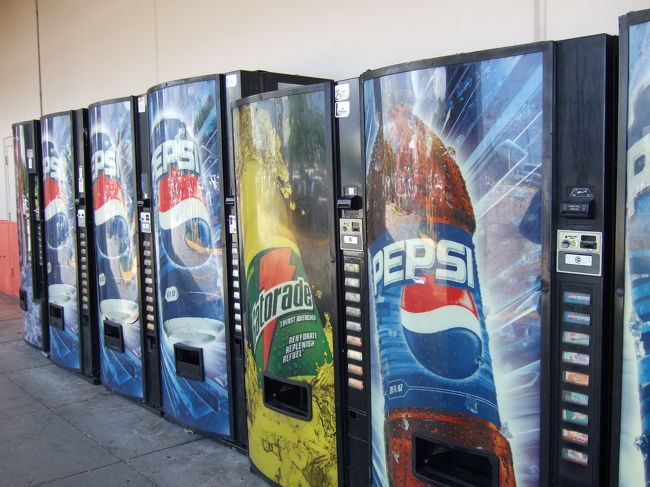 続いてＫマートへ。<br />すごい車です！<br />写真は自販機。<br />勝手に『アメリカっぽい』って思って写真撮っちゃいました。