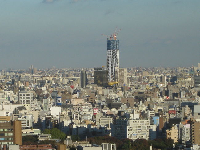 浅草方向。スカイツリーどんどん上へ伸びてます。200メートル超えました。完成時はムサシです。634メートル。<br />そんなに高くしてどうするの？