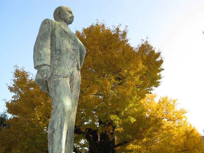 コンドルさんの弟子辰野金吾が東京駅を設計(完成大正三年)したことはあまりにも有名。<br /><br />辰野金吾は英国留学後明治十六年帰国。東大で日本建築講座を持ち明治二十一年頃から実際に建築設計を活発に行うようになった。<br /><br />東京帝国大学工科大学長に任ぜられ同三十五年辞官。<br />この明治三十五年までの教官時代の代表作が日本銀行<br />で辰野金吾の「日銀時代」と呼ばれているらしい。