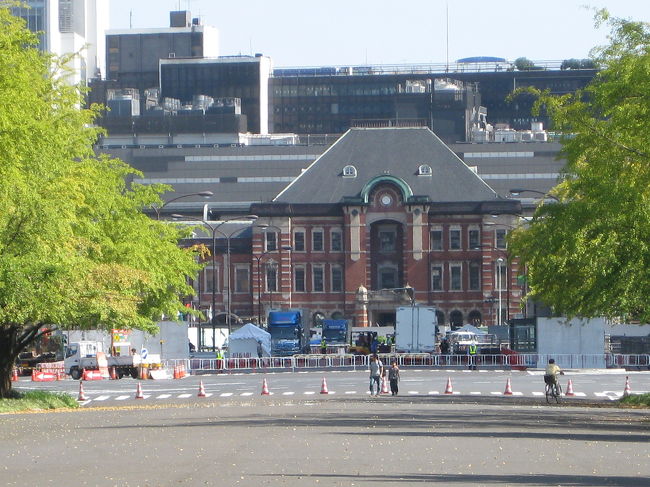 奥に見える東京駅大丸のビルも今は無い。<br />東京は多くのものを失いほんの少しを得て変貌中<br /><br />バブル期から経済最優先で突っ走ってきた結果人々が<br />今味わっているこの喪失感の大きさは何だ。<br /><br />坂の上の雲を追いかけた明治期の先人達はこのような時代を果たして望んでいたか？　　　否。<br /><br /><br /><br />