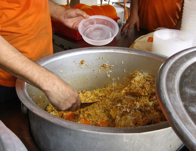 こちらはカダマーケットの庶民的レストラン。<br />ビリヤニ（肉いりご飯）やカレーなどパキスタンの庶民料理を作っています。<br />ここはリリーがみつけました。<br />「行列ができてたから<br />美味しいに違いない！」<br />で、ご主人に内緒で買い物の帰りに寄りました。<br />リリーも逞しくなったものです。<br />近場のオフィスの人たちは器にいれてもらってます。<br /><br />