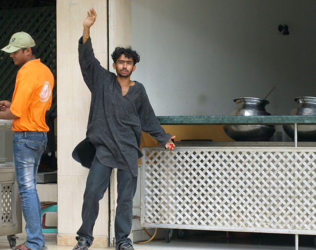 カメラに向かってポーズする男 