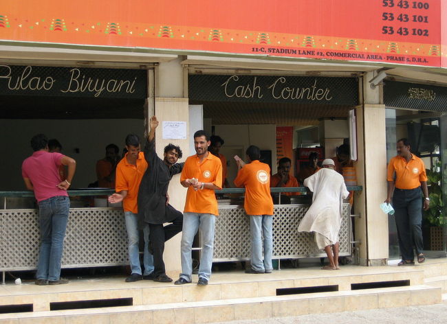 カメラを別方向に向けたら<br />走ってきてまたポーズするんですよ。<br />陽気なにーちゃんだなぁ。<br />未来はミュージカル・スターか<br />お笑いか。<br /><br />今日はお昼時をはずれていたので<br />それほどの行列ではありませんでした。<br /><br />★ディフェンスのスタジアムの近くだったと思いますが、店名をご存知の方、教えてください。