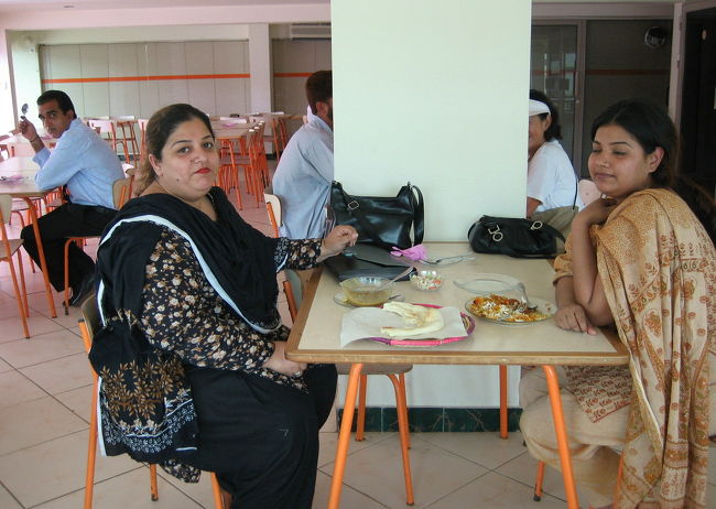 2階席で食事中の女性達。<br />気軽に撮らせてくれました。