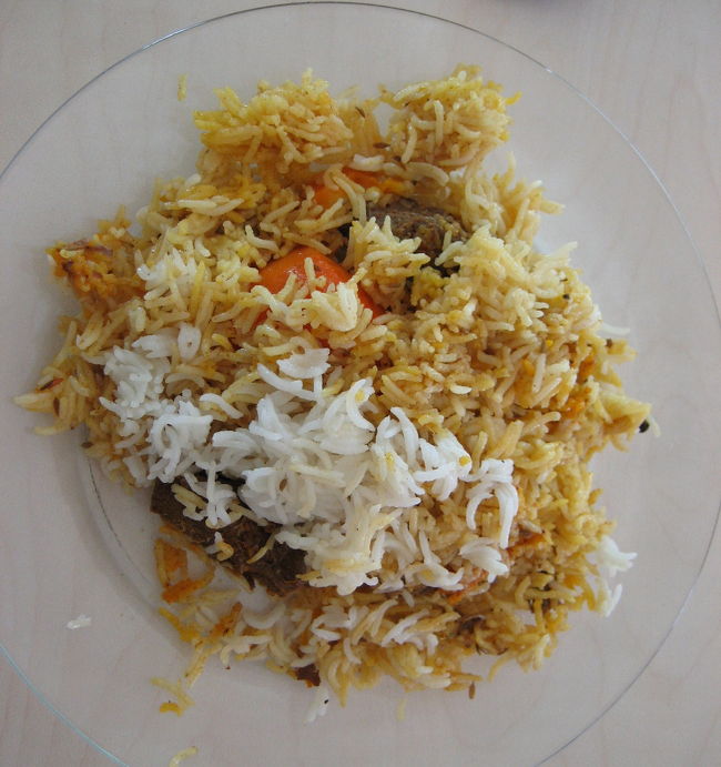 チキンビリヤニ<br />白いご飯と味つきご飯とあります。<br />チキンとビーフが45ルピー（90円）<br />マトンが65ルピー（130円）<br />コクがあっておいしい<br />ちょっとピリ辛<br /><br />★アルコール持ち込みもちろん不可