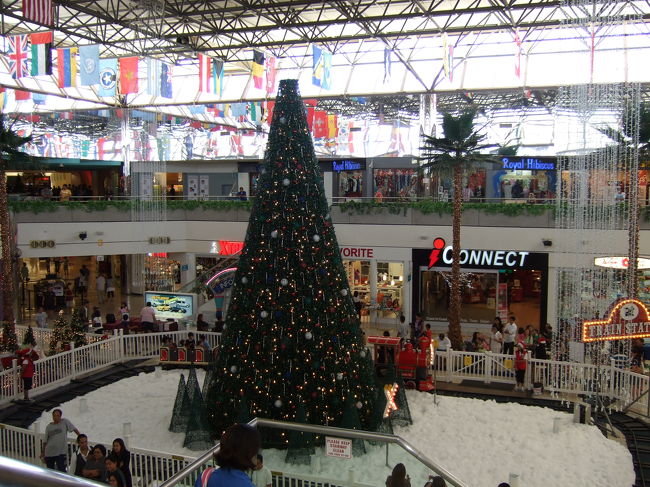 次はマイクロネシアモールです。<br />クリスマスツリーが飾ってありました。<br /><br />ここではメイシーズでコートを購入！<br /><br />が、一つ失敗した事が…。<br />インフォメーションでクーポンがもらえるのをすっかり忘れていて…。<br />少し損してしまいました。。<br />