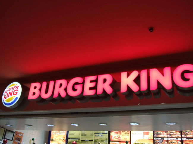 お昼はマイクロネシアモール内のフードコートにあるバーガーキング。<br /><br />なぜかと言うと…<br />アトランティスサブマリンへ行った時にタダ券をもらったんですね〜<br /><br />どのメニューか分からずとりあえずレジに並びます。