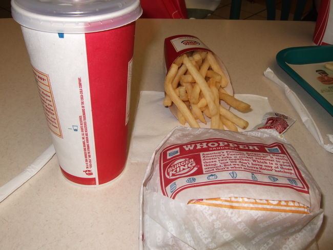 すごく大きいハンバーガーのセットでした。<br />味は…よくも悪くもアメリカンです…。<br />とても食べきれず。。<br /><br />ドリンクはアイスティーにしたんですが、大失敗！<br />ガムシロいくつ入ってるの！？ってくらい甘い！激甘！<br />がむしろ入れない私にはとても飲めませんでした。<br /><br />とりあえずお腹はふくれたし、まぁいいか…<br /><br />ここら辺から父が体調不良でイライラしてきました。。。朝から体調悪かったのになぜついてきたんだろうと…<br />険悪なムードです。<br />結局マイクロネシアモールはほとんど見る事ができず。<br />悔いが残ってます。