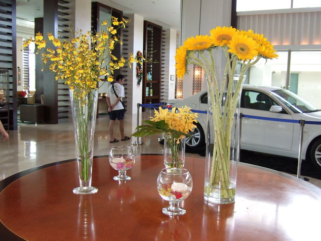 父がいよいよイライラしてきたので（本当になぜついてきたのか…；）<br />とりあえずホテルへ戻り、ホテルの売店で薬を買いました（父がのど痛いと言ってるので）<br /><br />父をホテルへ残して、私と母で中心部へ繰り出します。<br /><br />写真はホテルのロビーにあったお花。<br />後ろの車はBMWです。