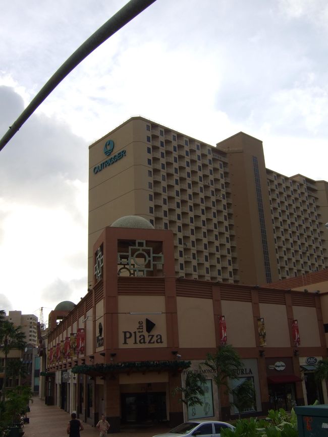 ザプラザってアウトリガーホテル直結なんですね。<br />買い物にはここの立地がベストかもしれません。<br />目の前にDFS、JPスーパーストアがあり下にABCストアがあります。<br /><br />ザプラザでは、マークジェイコブスのバッグを購入しました！<br />今回の旅で一番大きな買い物です…<br />29〜30日だけ40％オフになっている商品に気に入ったものがあったので買ってしまいました。<br />ラスト1つだったし。。。