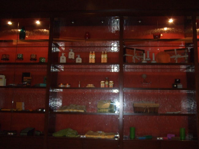 まず、ボディの施術中にうつぶせになったとき、顔の下におく香りを選びます。<br />オレンジと、ユーカリともうひとつは忘れてしまいました…。<br />あとはボディマッサージの種類とフェイシャルの種類を選びます。<br />日本語で事細かに書いてあるメニューより選びます。<br /><br />私はボディはウェーブと言う肘を使ったものに…<br />かなり痛いよって言われたんですがこってたんでガッツリやりたかったんです。<br />フェイシャルは普通肌のものにしました。<br />カウンセリング後、料金を支払います。<br /><br />その後お手洗いを済ませ、施術をしてくださる方の案内で個室へ移動します。