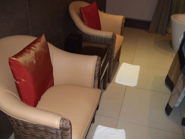 施術を受けた部屋です。<br />カップル用なんでしょうか。ベットが二つありました。<br /><br />ここでメニューを確認されました。<br />また『痛いけど大丈夫？？』と確認されました。<br />迷ったけど…とりあえずそのままお願いしました；<br />あとは、胸とお腹もマッサージしますが大丈夫？と聞かれました。<br /><br />この後紙パンツに履き替え布一枚になります。<br />コンタクトをしている方はこのとき外します。<br />ケースと保存液は用意してくれています。<br /><br />