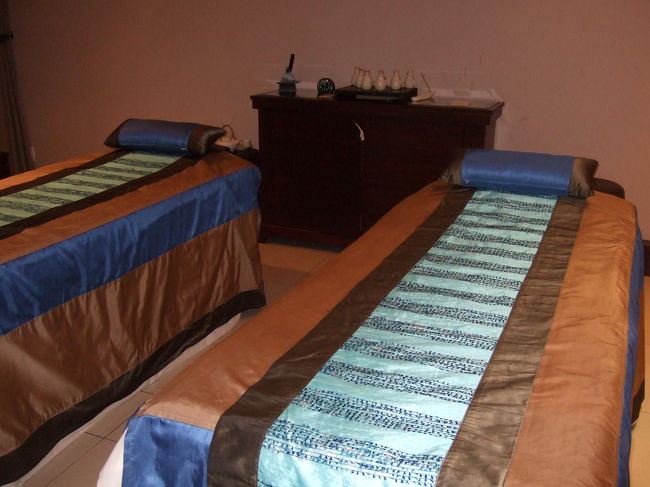 いよいよ施術です。<br /><br />ベットへ寝転んでいよいよ施術…<br />まずはボディ…<br />痛い…痛い！！！私、かなりこってるんです。<br />カイロに通ってるんですが、そこの先生にもいつもすごいねぇと言われます。。<br /><br />ゴリゴリいってます…<br />セラピストの方が『大丈夫？変えようか？？』と言ってくださったので変更していただきました…<br />ソーリー…と情けなく言ってしまいました。。<br />ウェーブはかなり痛いので注意です！<br />変更後は気持ちよく…夢心地でした☆<br />フェイシャルも…あっという間に時間が過ぎてしまいました。