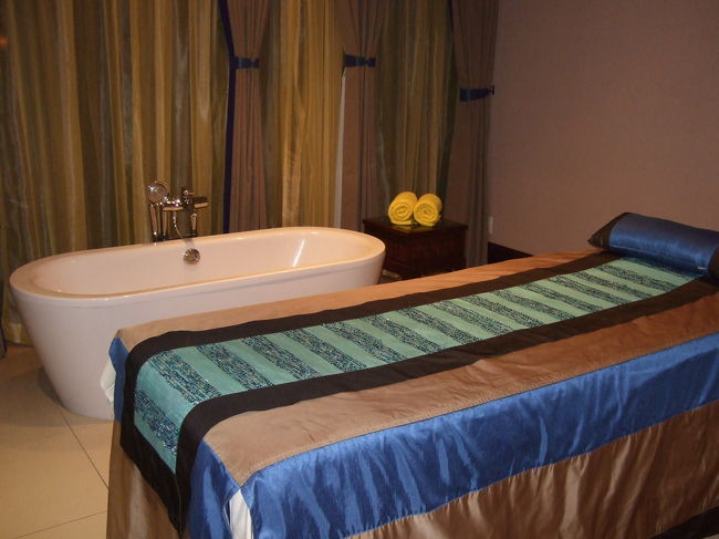 最後はアロマバスです。<br />オレンジが浮かんでいました。<br />紙パンツごと入ります。<br />浮かんでいるオレンジを体にこすりつけるんです。<br />いい香り〜。。。<br />とゴシゴシしてたらバスタブの中でずるっとすべりました（笑）<br />オイルがついてるからすべりやすいのでご注意ください（笑）<br />あと、シャワーは浴びないようにとの事でした。<br /><br />お風呂に入りながら、お茶お飲みます。<br />ショウガのお茶でした。<br />かなりポッカぽかになりました。