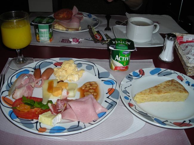 「まだ肝心のトルティーヤ(スペイン風のじゃがいも入りのオムレツ)を食べていない！」と焦っていた夫、<br />ホテルの朝食ビュッフェの中に見つけてご満悦。<br /><br />マドリッドのホテル(Hotel Petit Palace Londres)は朝食付きだった。<br />ハムやチーズの種類も多くてなかなかゴージャスでした。<br />食堂は最上階にあり、気候がよければオープン・エアの<br />テーブルで食べることも出来ます。<br /><br />部屋の造りは狭くて安っぽかったけど、必要なものは揃っているし(バスタブはないけど)、場所も良くて(ソル駅から徒歩３分ほど)、お値段も１万３千円弱。なかなかの選択だったと思います。<br /><br />もちろん、レセプションの人は英語が堪能なのに、夫はわざわざ習いたてのスペイン語でチェックアウトをしてるしーー<br /><br />スペインに「また来るよーー」と声をかけて空の人に。<br />