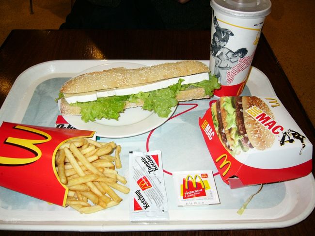 アムステルダムでトランジット。<br /><br />お腹が空いたのでフードコートで食事。<br />お互いに好きなものを買ってくる。<br /><br />私はブリーチーズの入ったバケットサンド。<br />・・大きすぎ！半分で半額にして欲しい！<br /><br />夫はマックでビックマックセットを買ってきた。<br />せっかくオランダで食べるなら日本にはないハンバーガーを買えばいいものを(私はチラッと見ただけだが、見覚えのないハンバーガの写真があったぞーー)、もう里心がついたのか、懐かしい味が食べたかったらしい。(普段の食生活が知れますわね)<br /><br />しかし、日本との違いがありました。<br /><br />ポテトにはケチャップかマヨネーズが付くのだそう。<br />「どっち？」と聞かれて、<br />夫は「両方」と答えたそうな。<br />相手は、一瞬「ぎょ！」と引いたらしいが、両方くれたそうだ。<br /><br />このマヨネーズが旨い！<br />ちょっと甘くて、タラゴンが入っている。<br /><br />ケチャップは普通のケチャップだが、ポテトの量が多いだけに、味の変化をもたらすためには有効だ。<br /><br />人間、ずーずーしさがなきゃいかんのだねーー<br />旅行の最後に学びました。<br /><br />いろいろあったけど、とても楽しい旅でした。<br />またいつか行きたいです。スペイン。<br />