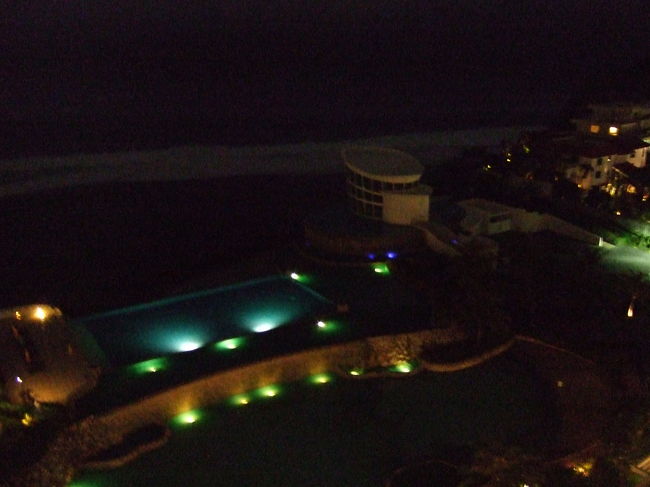 部屋から夜景を撮ってみました。<br />グアム最後の夜です。