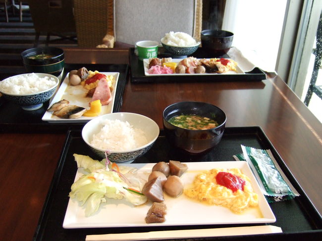 ラウンジの写真をずっと撮り忘れていたので、最終日に一気に撮影してきました（笑）<br /><br />最終日の朝食です。<br />ほぼ毎日和食でした。<br /><br />コーヒーは自動の機械から出てきますが、とてもおいしいです。<br />コーヒー、エスプレッソ、カプチーノ（だったと思う）、カフェオレがあります。<br />もちろん紅茶類もあります。