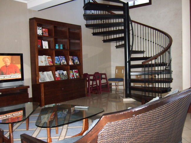 ラウンジは10階と11階です。<br /><br />この階段で11階へ行けます。<br />