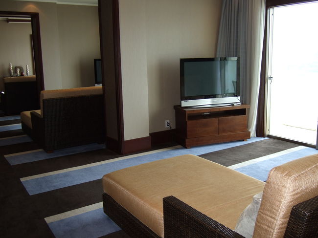 11階のラウンジ。<br /><br />テレビとソファーと言う組み合わせが3セットあります。