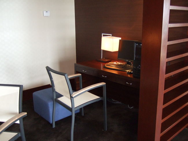 ネットもできます。2台あります。<br />プリンターがあったので印刷できると思います。<br /><br />ちなみに、ロビーにもネットができる部屋がありました。