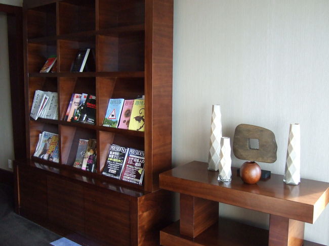 本や新聞もあります。<br />新聞は2〜3日遅れています。