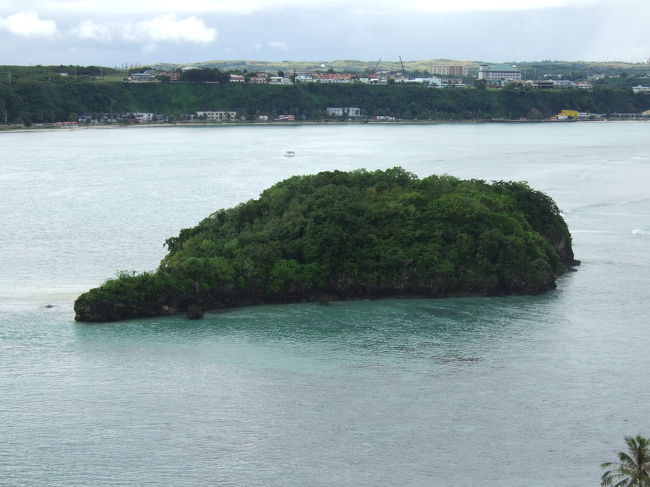 10階へ戻り、ベランダから外の風景を撮影してみました。<br />ひょうたん島が見えます。<br /><br />ラウンジ側の棟はテニスコートとこの島がベランダから見えます。<br />景色は私たちが泊まった棟の方がよいですね。<br />