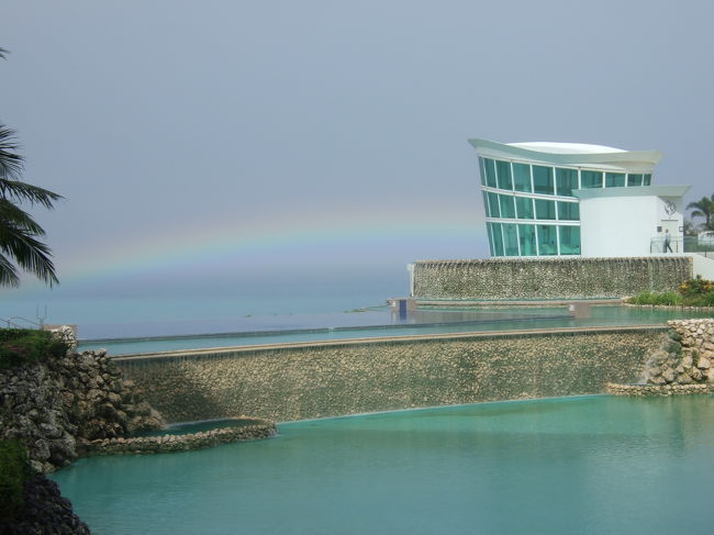 虹がとても綺麗。<br />晴れた空の下で見るチャペルは本当に綺麗。<br /><br />この日も結婚式が行われていました。