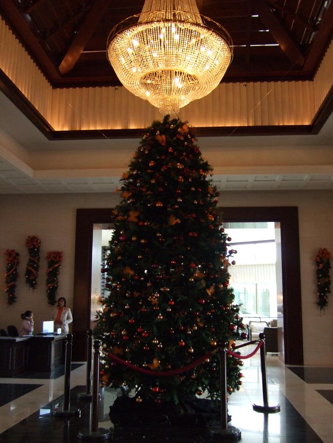 帰りはタモンシャトルでGPOまで行き、乗り換えてホテルへ帰りました。<br />というのも、ホテルとDFS間のホテルのシャトルバスはDFS発は11時半からしかなかったんです。<br /><br />ホテルはすっかりクリスマスムードです。<br />朝からがんばって飾り付けしていたものが完成されていました。<br />到着した時にはなかったツリーも帰る時には…
