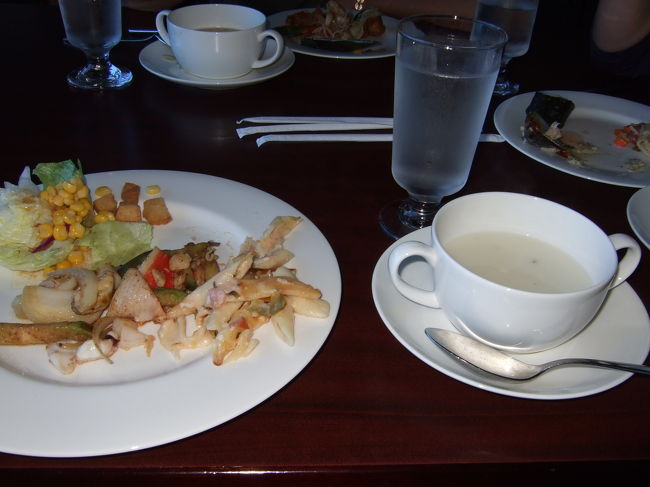 バイキングなので、好きなように取ってきました。<br /><br />ここで私が気に入ったのが、お肉とシーフードと野菜があって自分で好きなように取って、味付けをして（ガーリックや醤油などおいてあるのでかけます）それを鉄板で焼いてもらうというものです。<br />2回やってもらいました。<br />定番ですが、オリーブオイルとガーリックと醤油で味付けしました（笑）おいしかったです！<br />私は食べていないのですが、パスタもその場で作ってもらえるようでした。（多分…頼まれてから茹でていたので；）<br /><br />デザートも豊富にあります。<br /><br />なぜか、食後のコーヒーは別途料金でした。<br />なぜ？？<br />