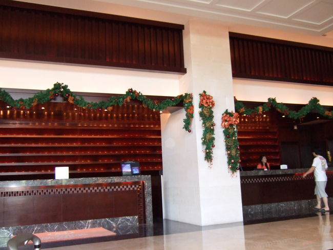 チェックアウト。<br />一度ホテルから電話をしたので電話代75セント（島内なら一回75セントだそうです）とユニセフ？の募金1ドル、部屋にあったプリングルスを食べたので4ドル（自己申告でした）を支払い、バスがくるのを待ちました。<br /><br />小銭が残っていたので、募金箱へ入れておきました。