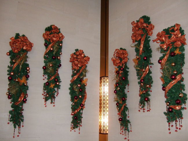 バスを待っている間、またまた写真撮影してました。<br /><br />ホテル内に飾ってあるものです。<br />ついた時は細かい飾り付けはされていませんでした。