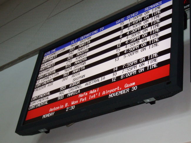 バスで空港に向かいます。<br />私たちが一番で、次にオンワードでかなりの人を乗せて空港へ。<br /><br />同じような時間帯の飛行機が多いためか、カウンターはけっこう人がいました。<br />繁盛期はもっとすごい人なんだろうなぁ。