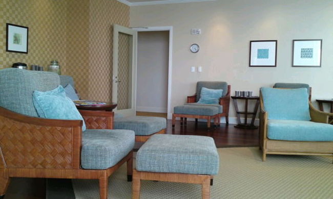 着いた日は、アロハタワーでミールクーポン使ってランチ（笑）それからホテルにチェックインして、オーガニックカフェのアサイスムージーを飲みながらワイキキをウロウロ。そして夕方からホテル内のスパへ！ラウンジがひろ〜〜い♡空いてる〜♡