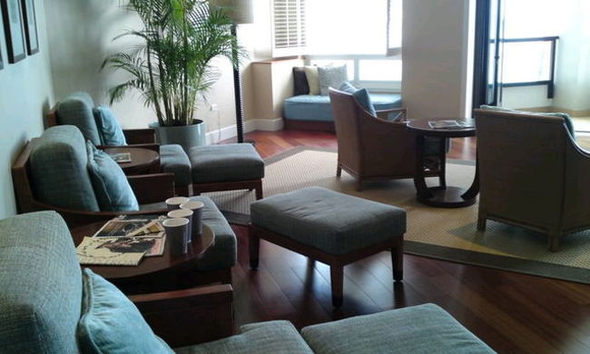 見てください、このラウンジ。。。めっちゃリラックスできる・・空いてるし。。