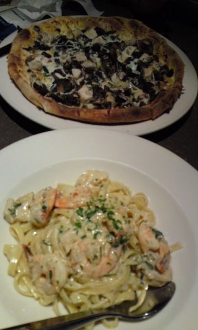 ディナーは大好きなchees cake factoryに行きたかったのですが、なんと１Ｈ待ち・・・！時間は夜の８時を過ぎていたし、しょうがないのでこちらもチェックしていたカリフォルニアピザキッチンへ♡ウェイトレスのお姉さんお勧めの、ワイルドマッシュルームのピザと、なんや、ガーリッククリームパスタ、エビ＆チキントッピング！かな？激ウマでした♡