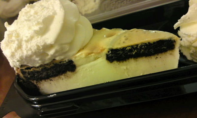 帰りにcheese cake facoryでケーキをtake outして、お部屋で食べました♡オレオチーズケーキ。