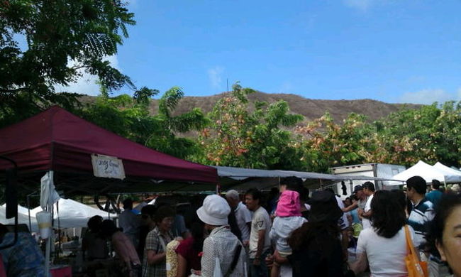 ３日目は朝からサタデーファーマーズマーケットへ！何回もハワイへ来てるけど、こうゆう朝の市場に来たのは初めて〜♡