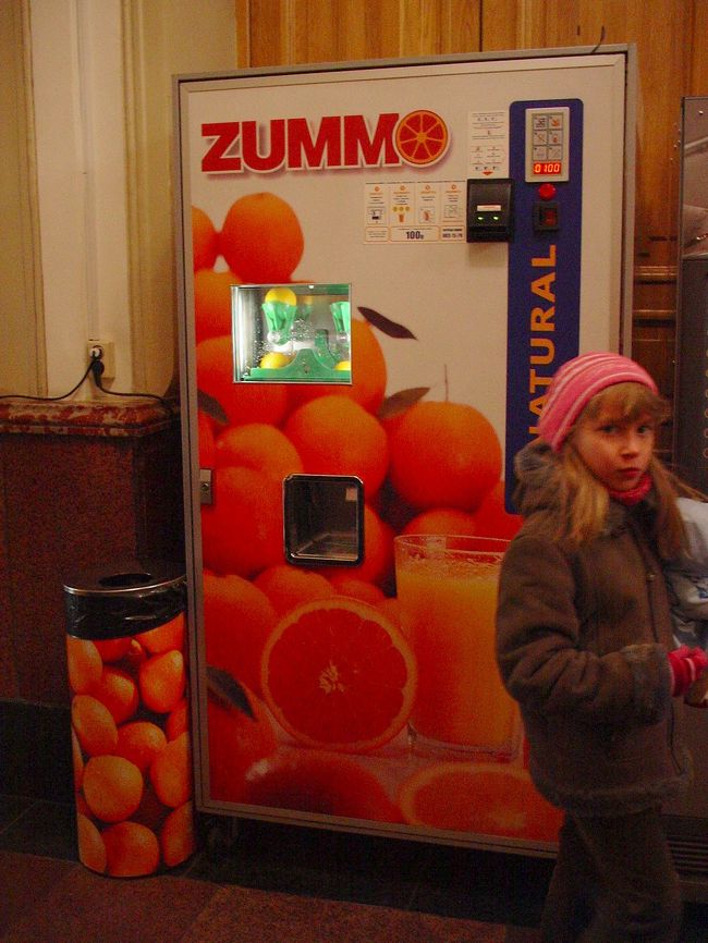 でた！！<br />私が欲しいオレンジ搾り自動販売機<br /><br />スモ・デ・ナランハ　ポルファボール！<br />（スペインより）<br />日本にも導入せよ！