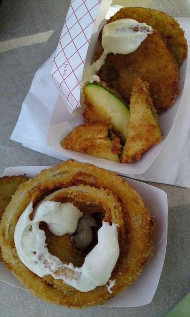 たまねぎ、トマト、ズッキーニがフライになってます！揚げたてアツアツ〜!マヨネーズ的なものをつけて食べます。たまねぎとズッキーニがおいしかった！