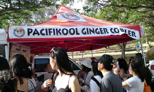 それからここのジンジャエール！ここも行列！ほんとのジンジャーから作るんです。