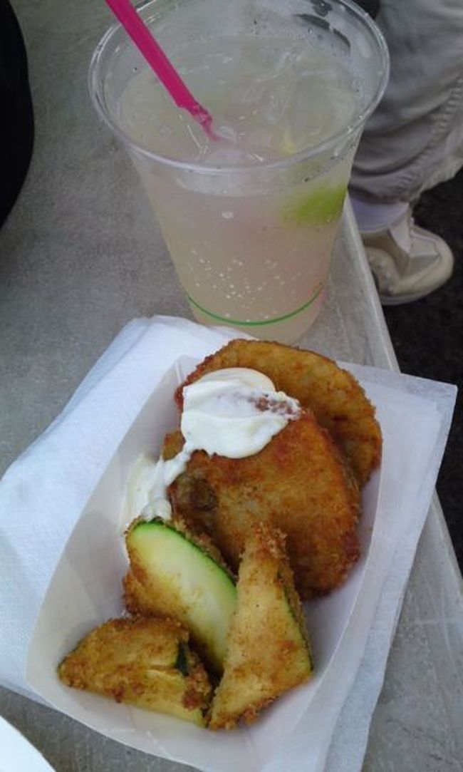 フライドグリーントマトとジンジャエールで朝ごはん♪他にもロコが出展してるいろ〜んなお店があって、すごい活気だった!楽しかった〜